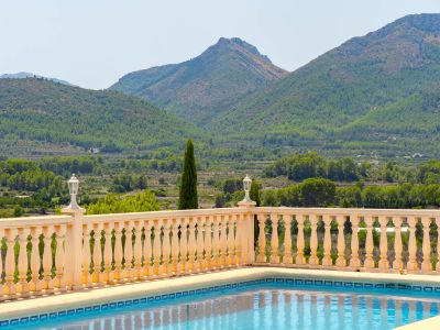 Pool mit Bergblick
