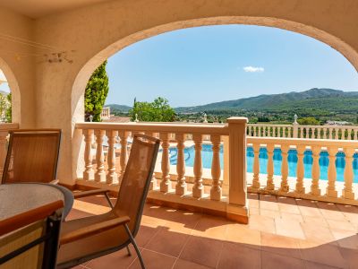 Überdachte Terrasse mit Poolblick