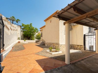 Eingangsbereich und Carport