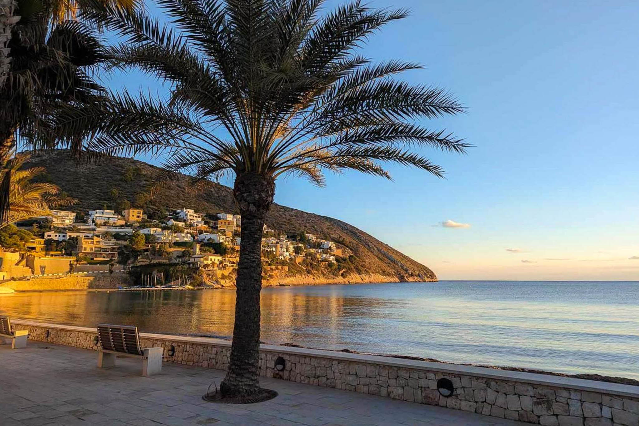 Nahegelegener Strand und Promenade