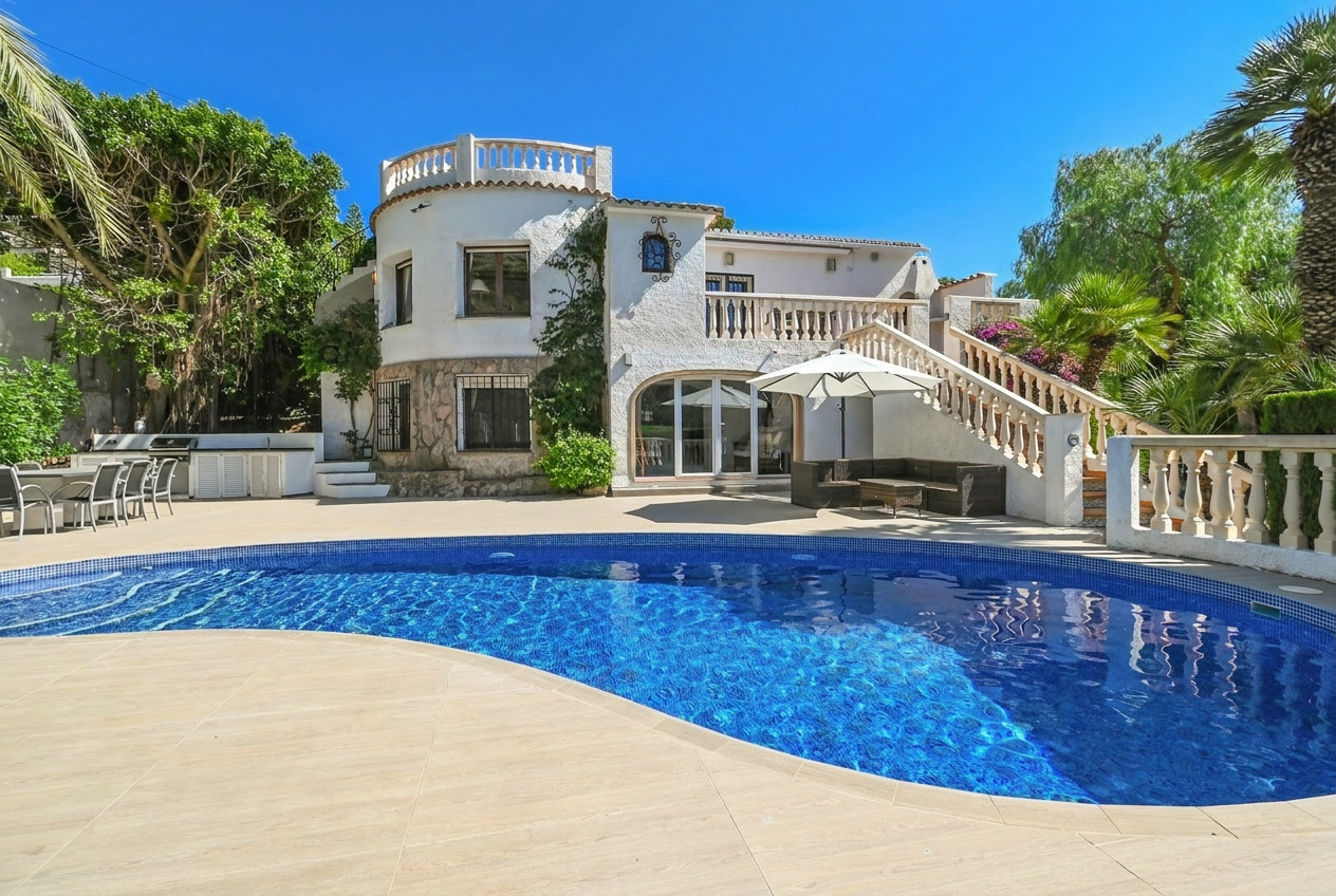 Außenansicht der Villa mit Pool