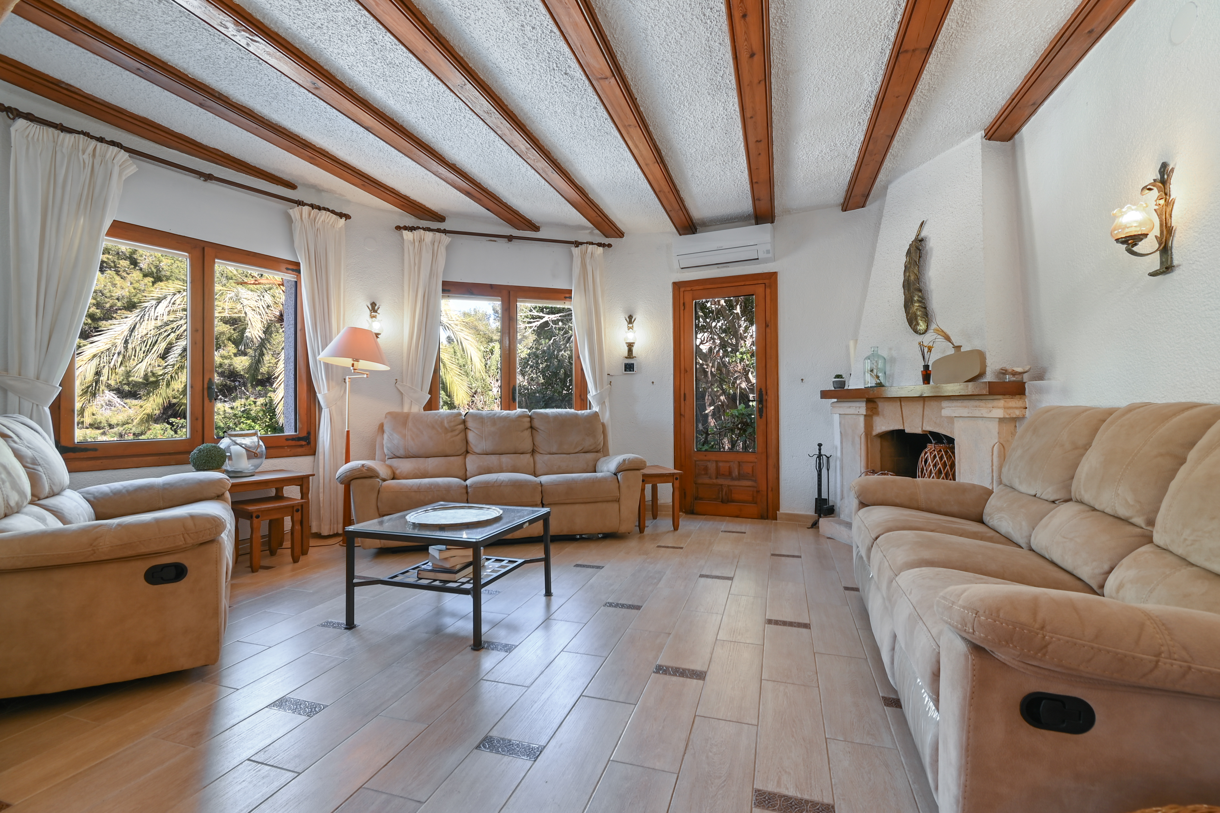 Wohnzimmer mit Kamin