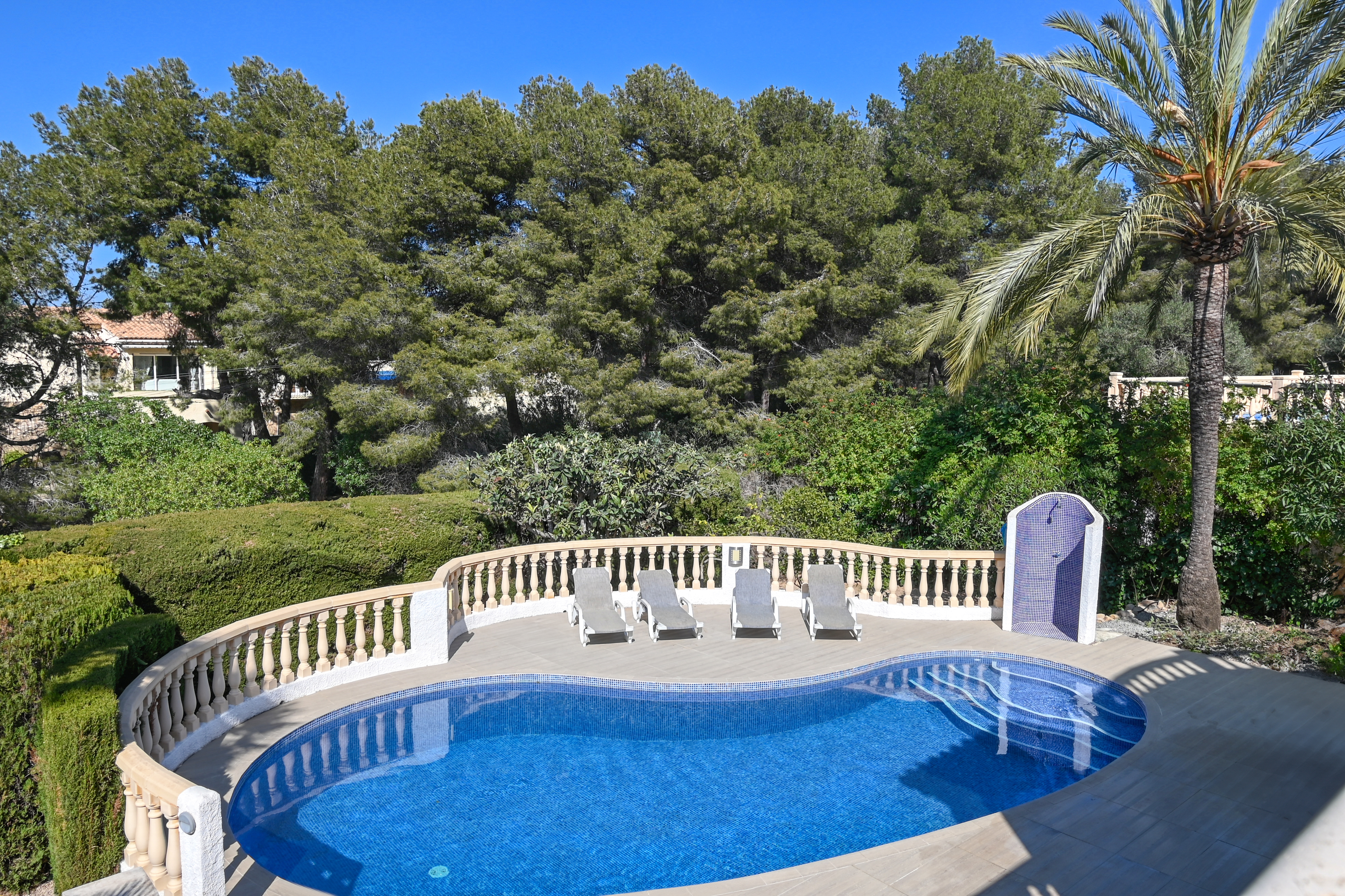 Swimmingpool und Terrasse