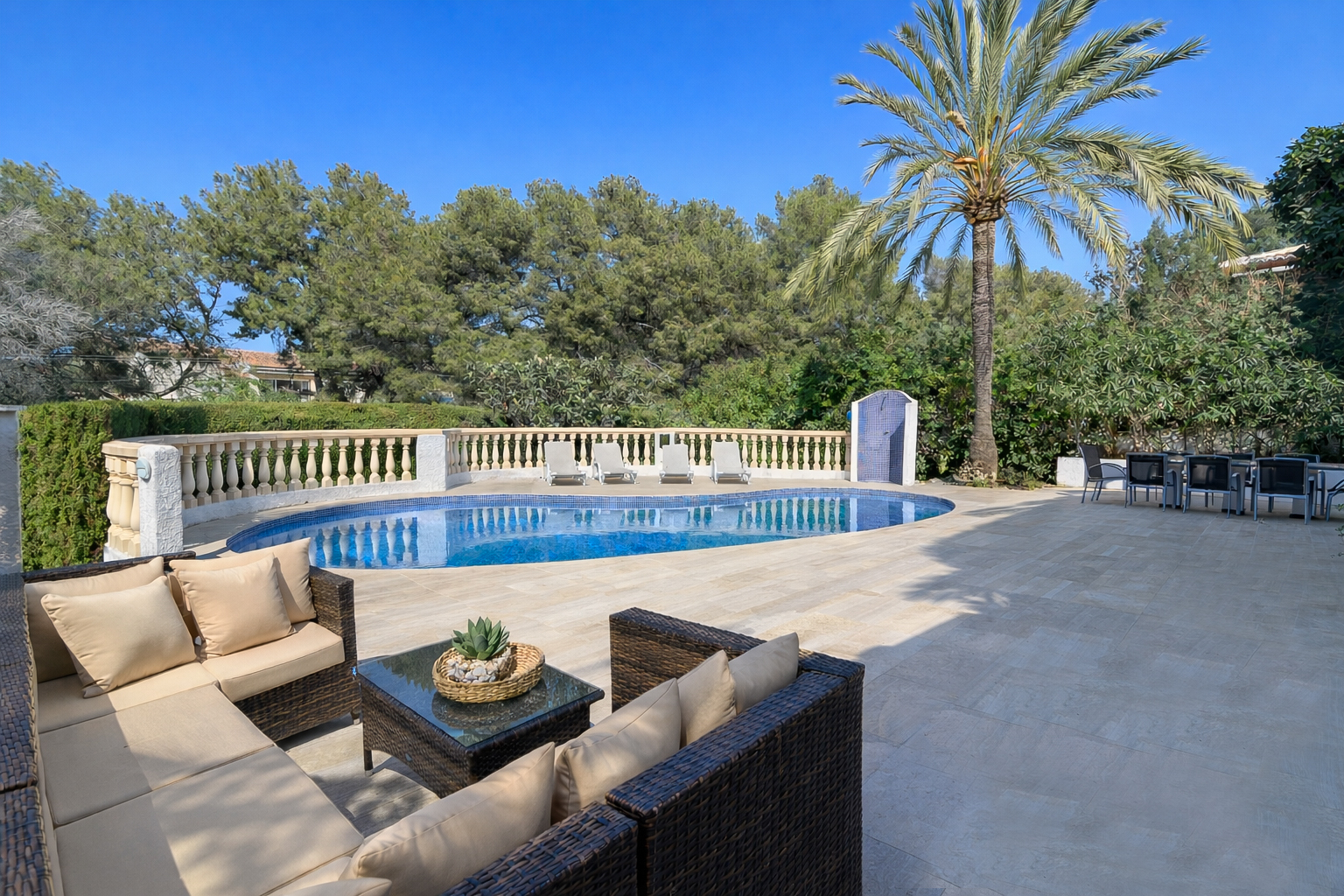 Pool und Terrasse