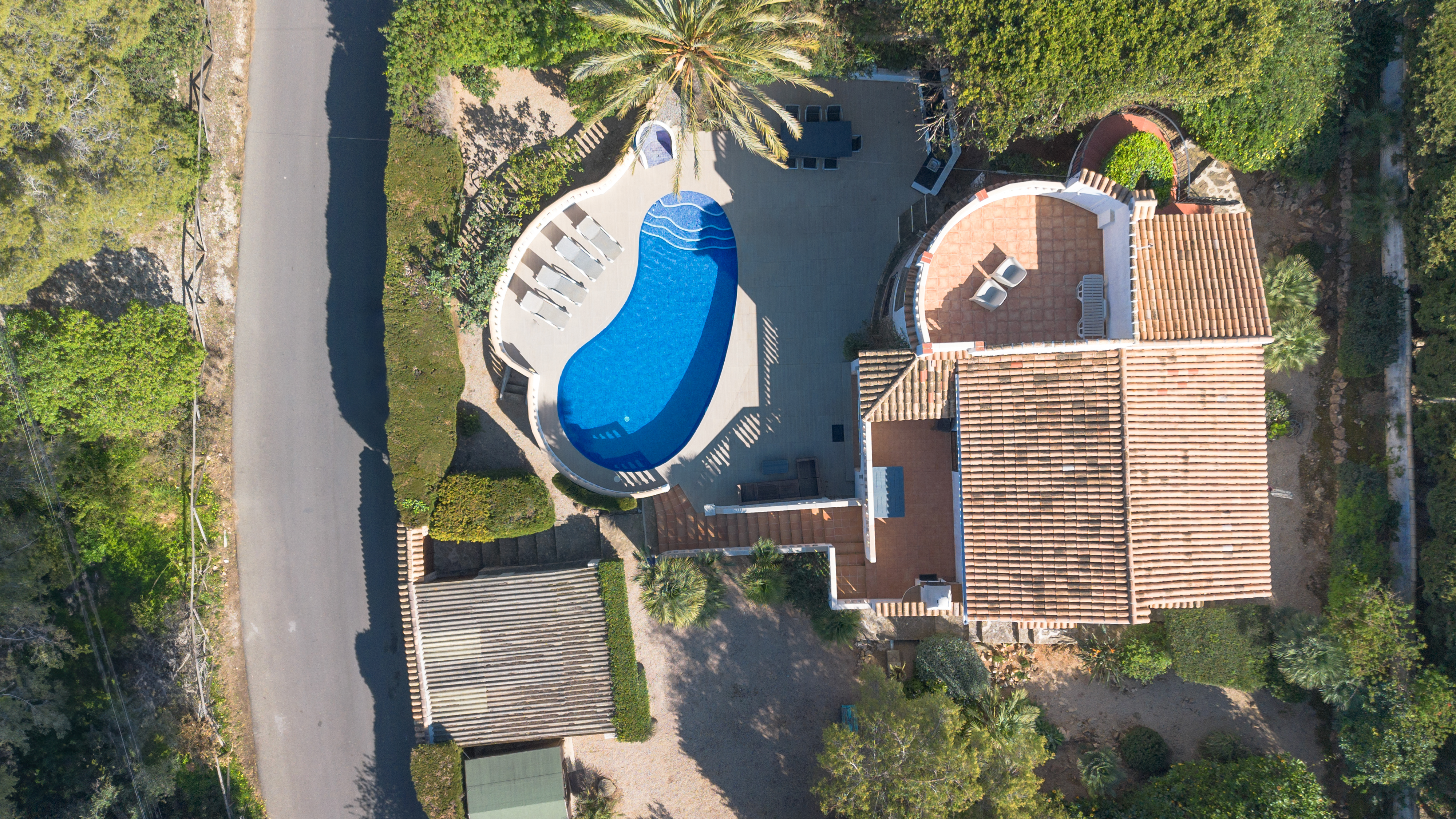 Luftaufnahme der Villa mit Pool