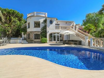 Außenansicht der Villa mit Pool
