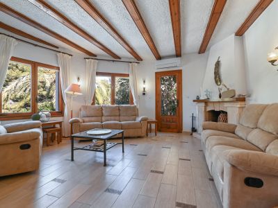 Wohnzimmer mit Kamin