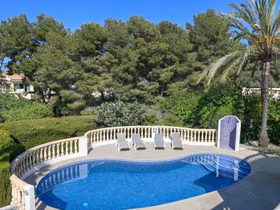 Swimmingpool und Terrasse