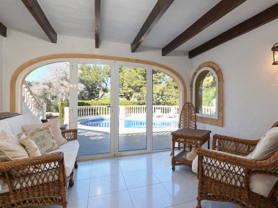 Verglaste Veranda mit Poolblick
