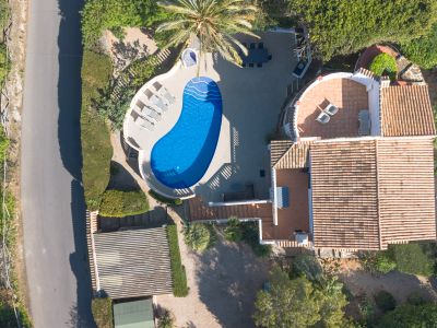 Luftaufnahme der Villa mit Pool