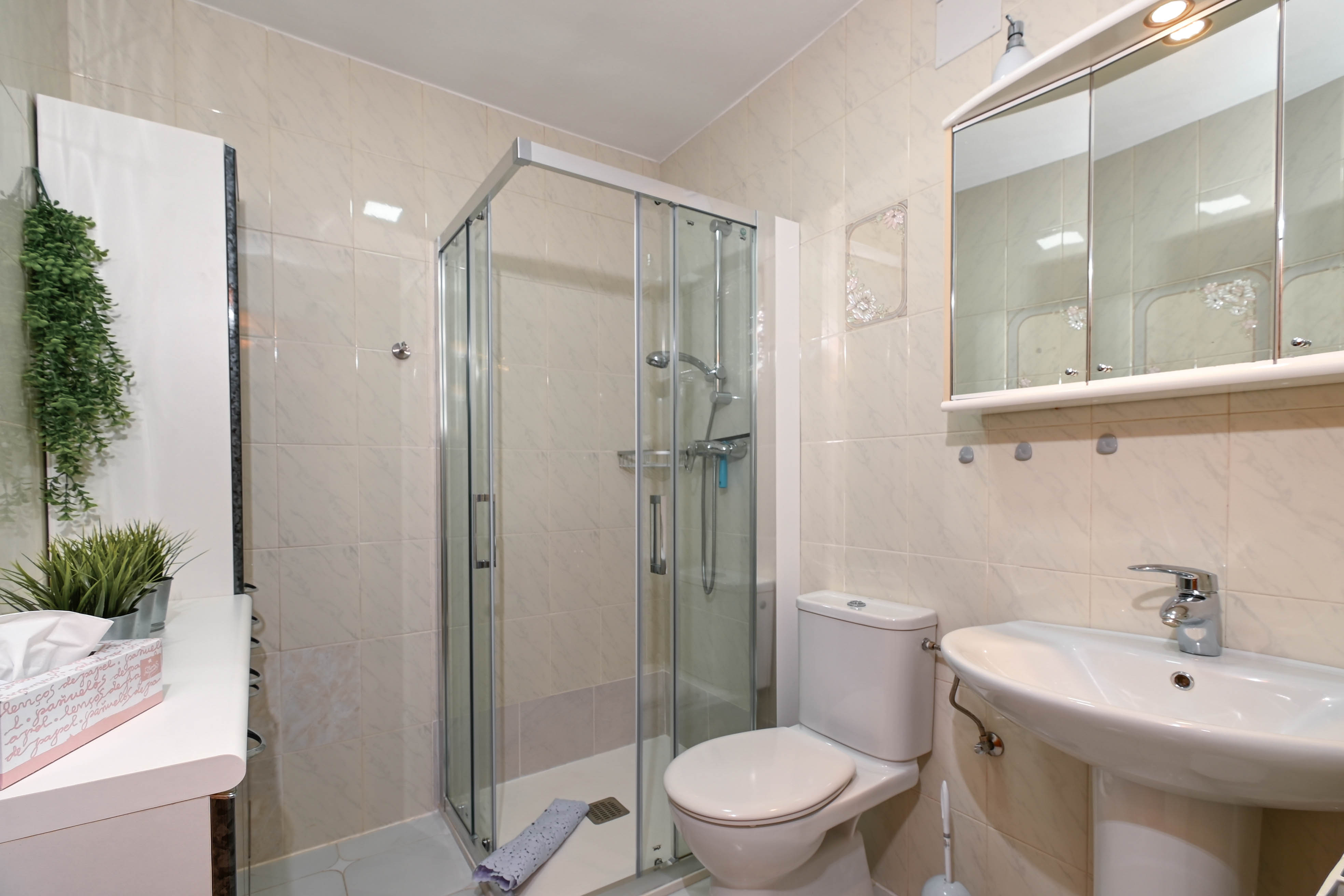 Badezimmer mit Dusche