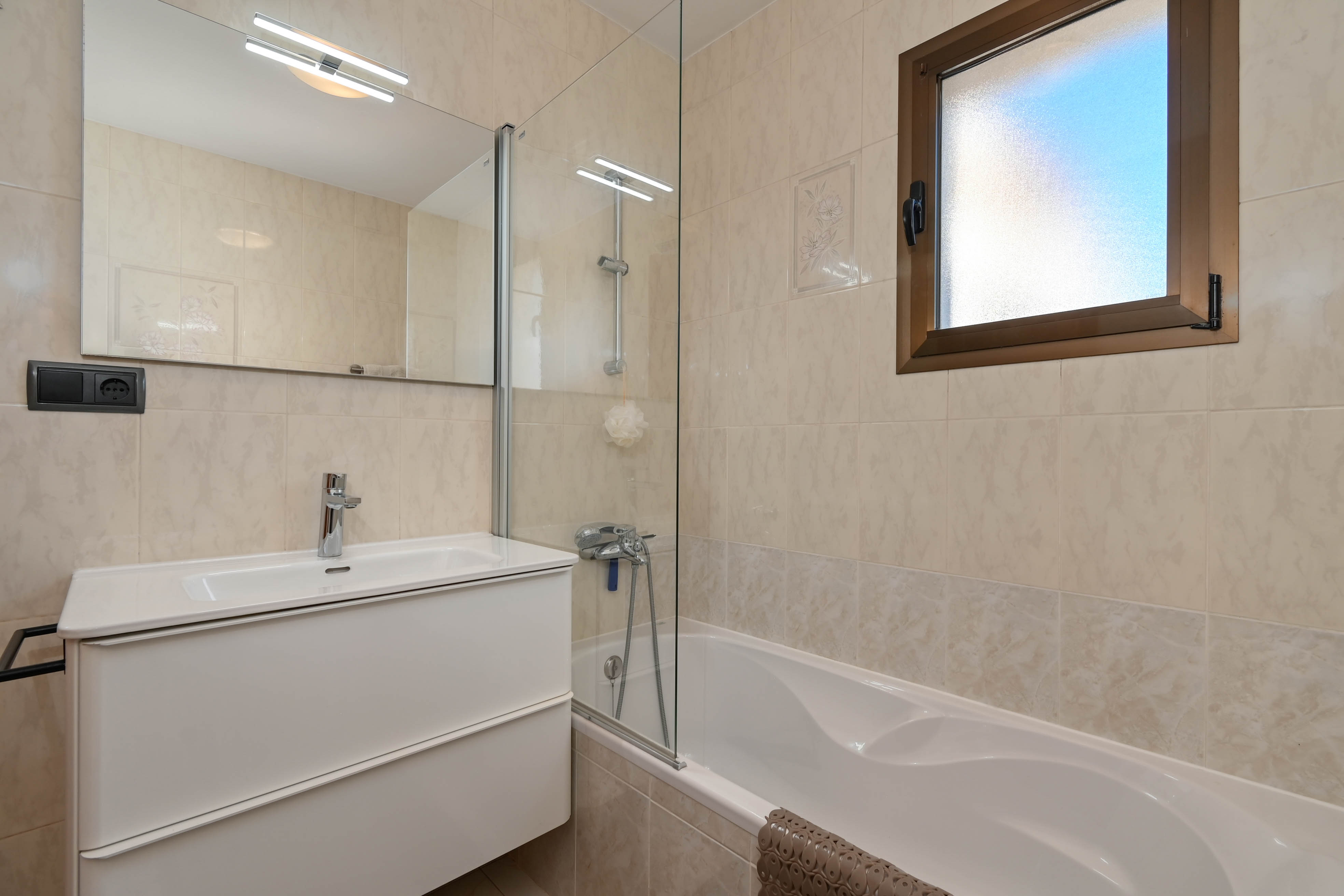 Badezimmer mit Badewanne