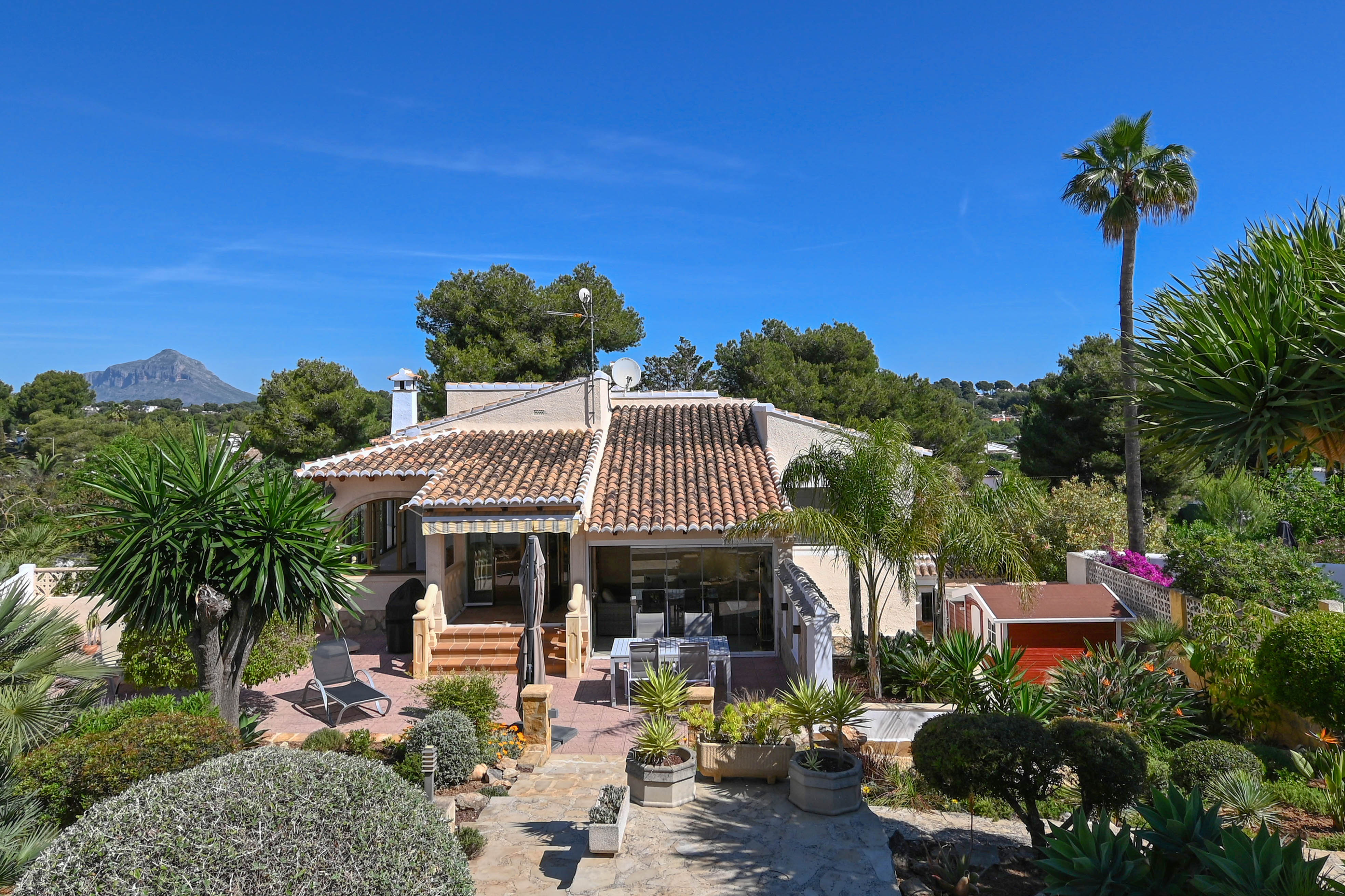 Außenansicht der Villa mit Garten