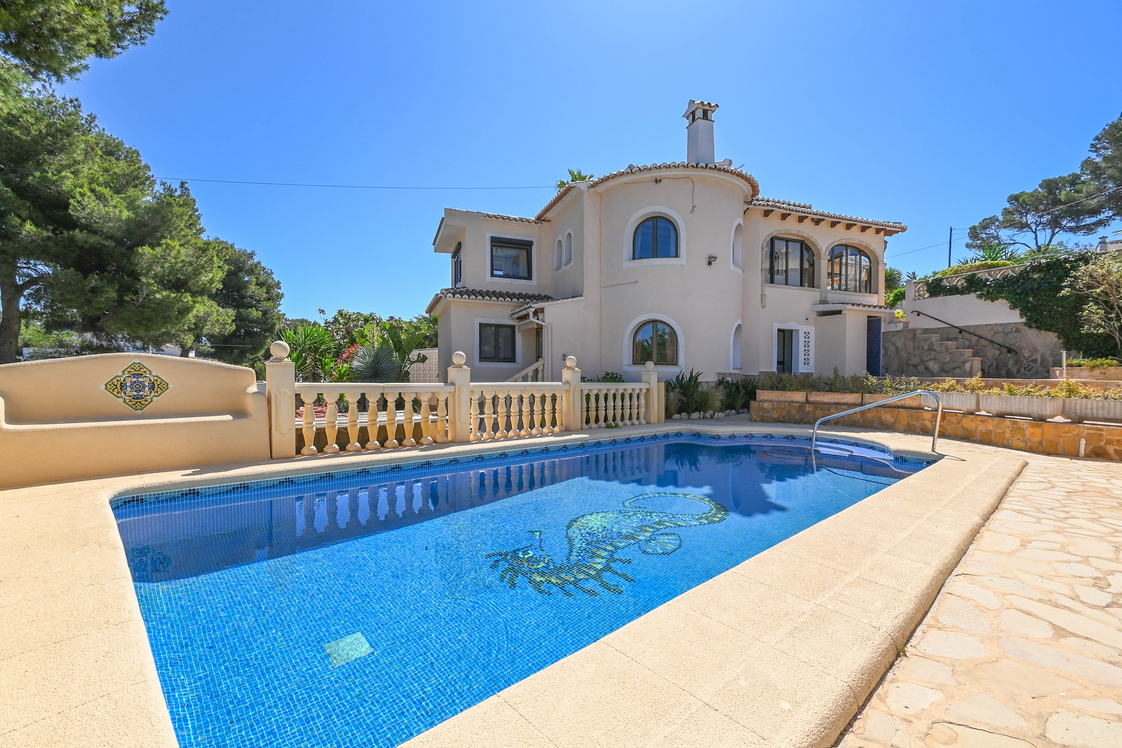 Pool und Außenansicht der Villa