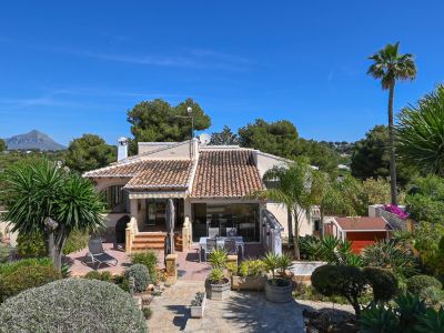 Außenansicht der Villa mit Garten