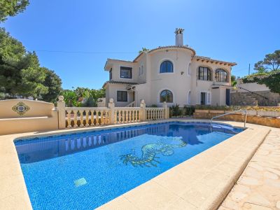 Pool und Außenansicht der Villa