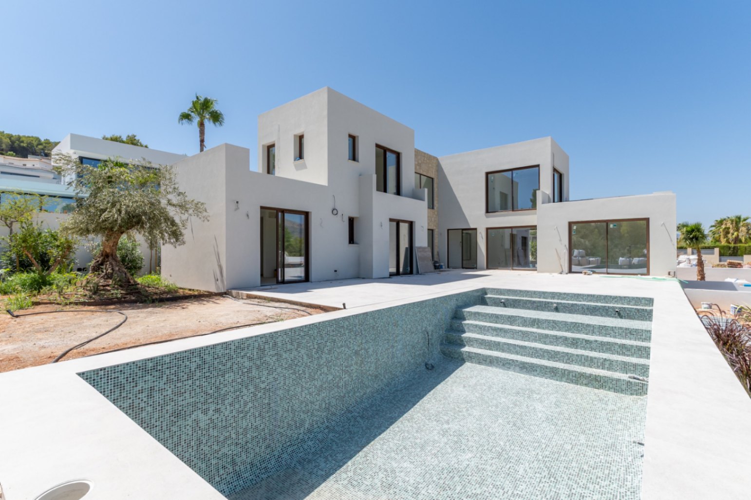 Außenbereich der Villa mit Pool