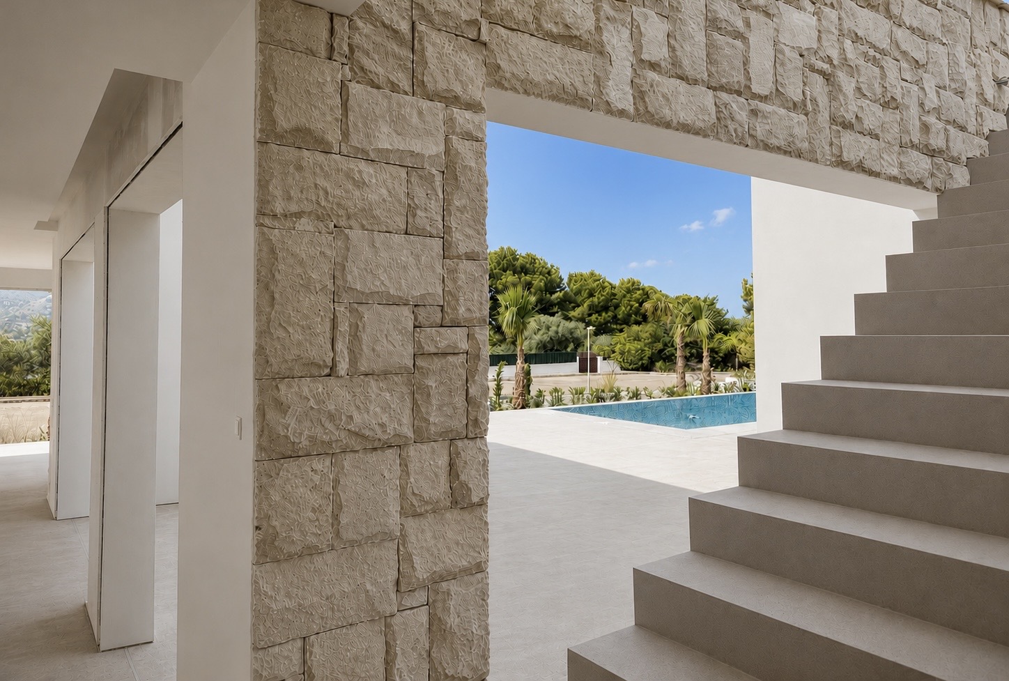 Treppe mit Blick auf den Pool