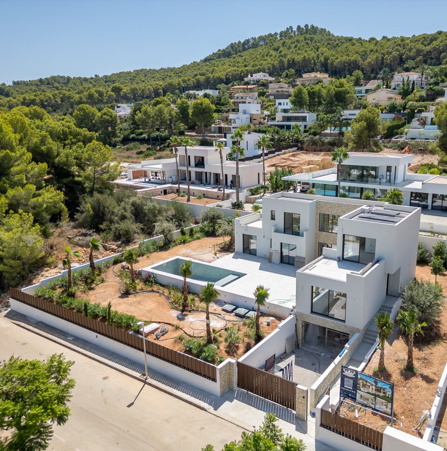 Luftaufnahme der Villa mit Pool