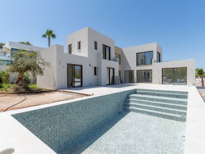 Außenbereich der Villa mit Pool