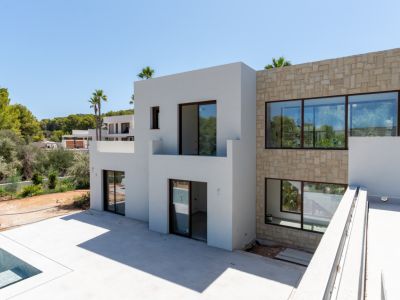 Außenansicht der Villa mit Terrasse