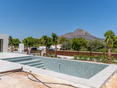 Pool mit Bergblick