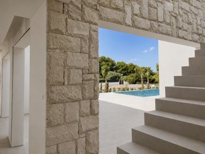 Treppe mit Blick auf den Pool