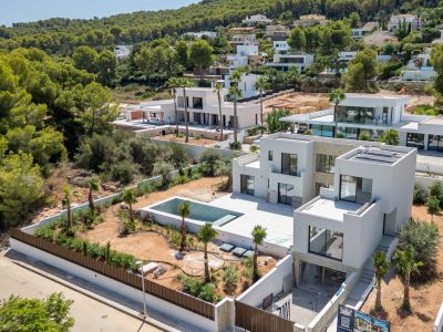 Luftaufnahme der Villa mit Pool