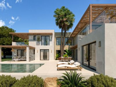 Außenansicht der Villa mit Pool
