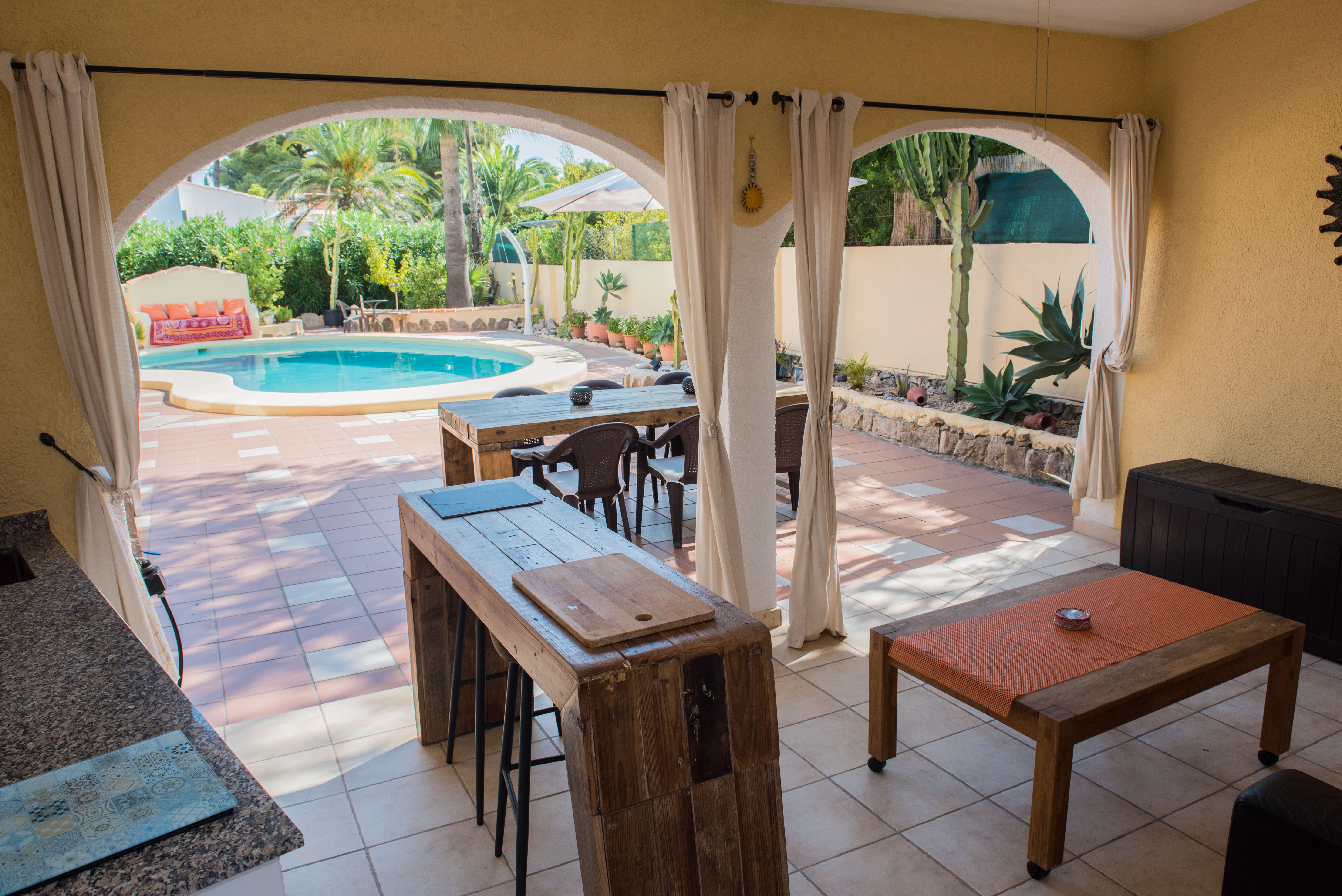 Überdachte Terrasse und Pool