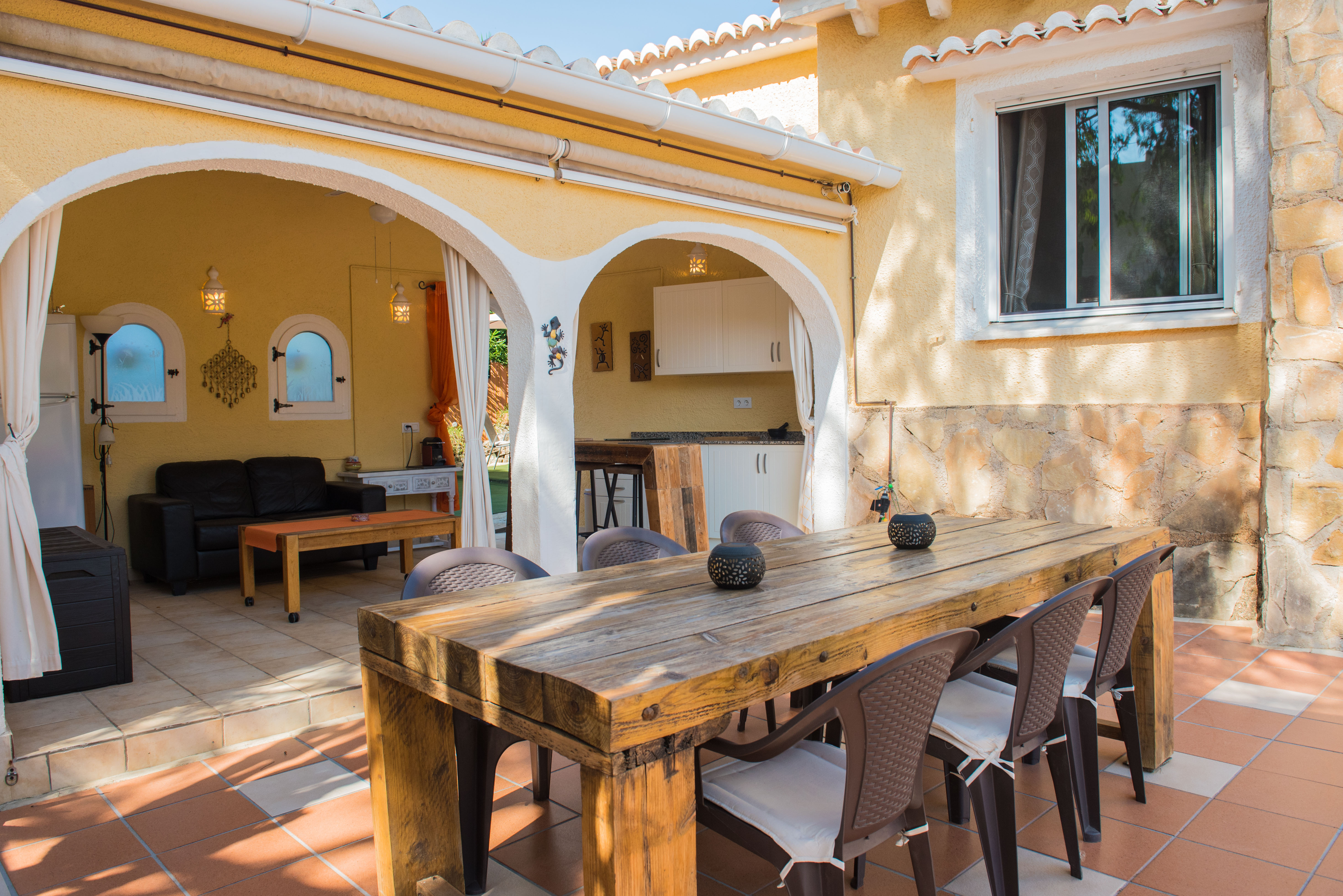 Überdachte Terrasse mit Sommerküche