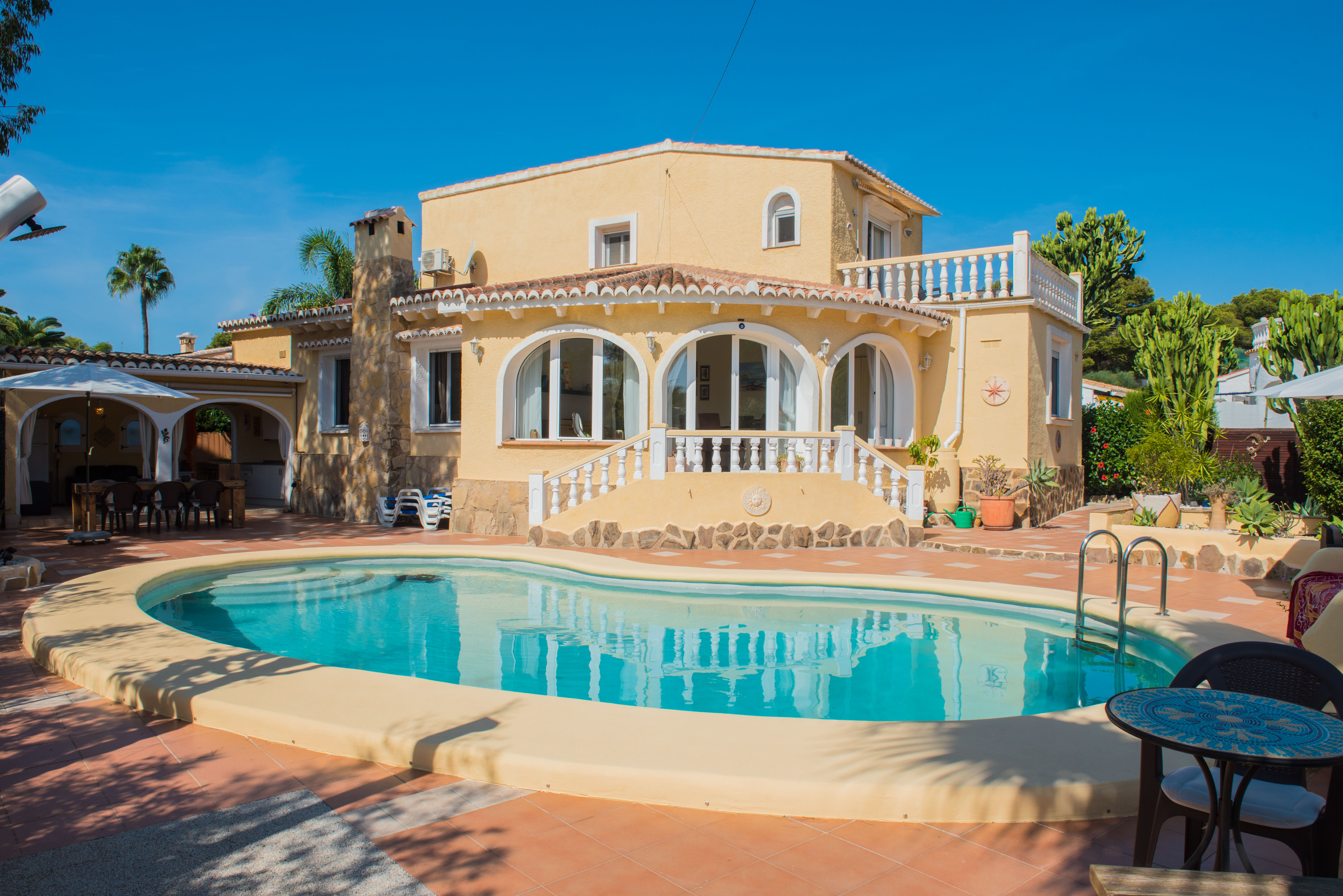 Außenbereich mit Swimmingpool