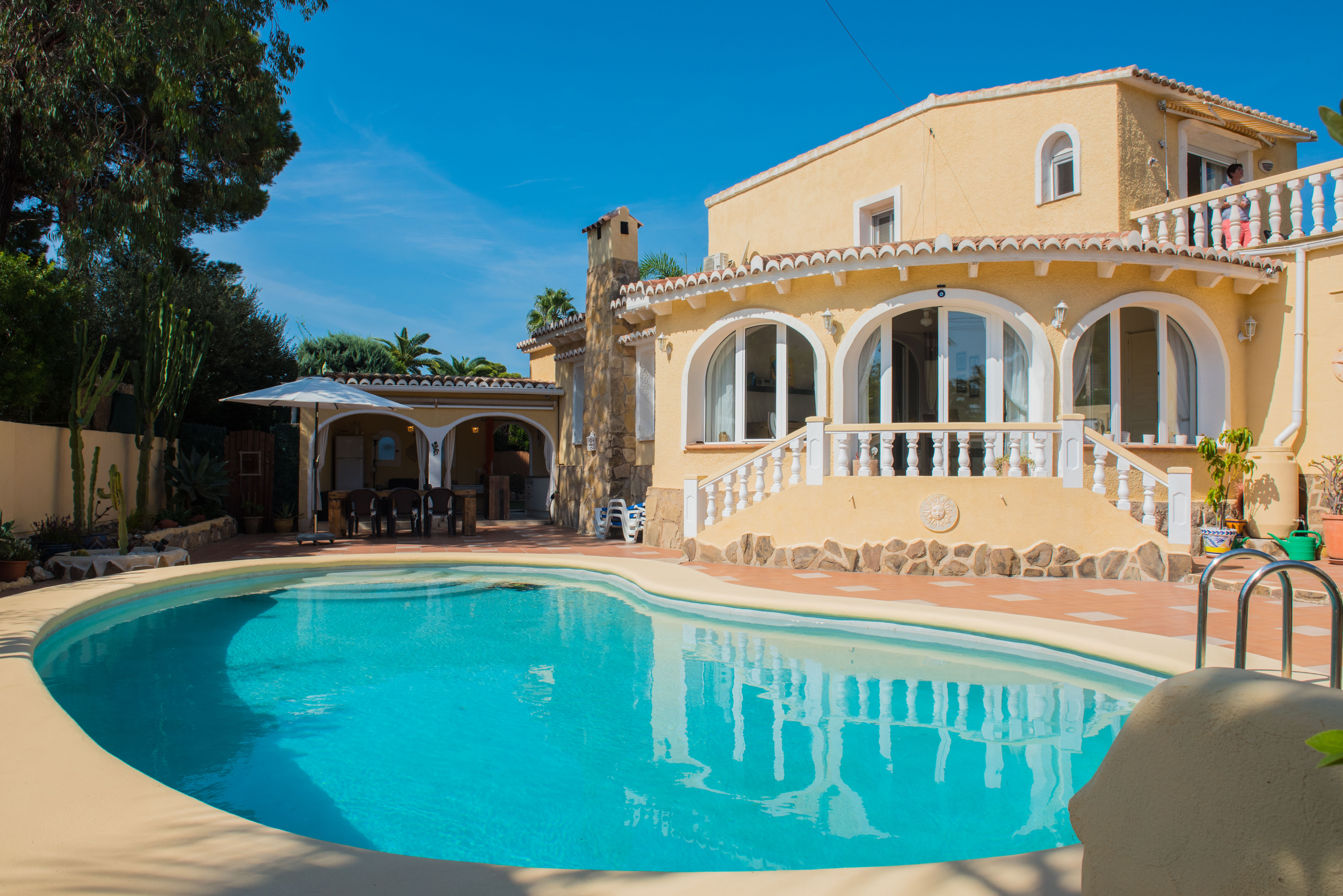 Swimmingpool und Außenansicht der Villa
