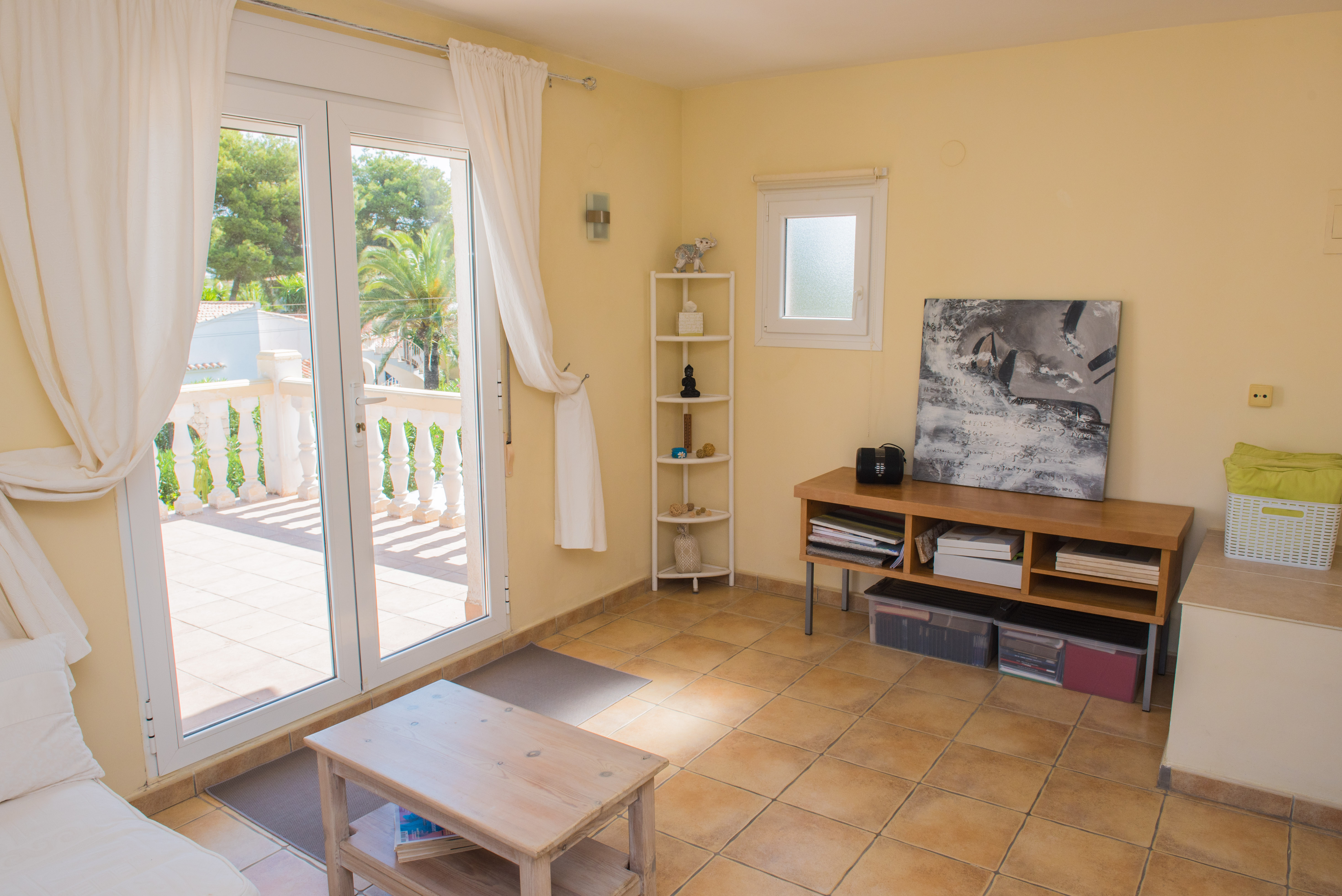 Wohnzimmer mit Zugang zur Terrasse