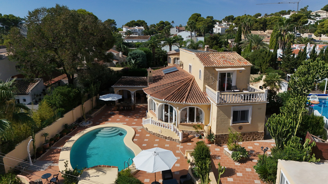 Luftaufnahme der Villa mit Pool