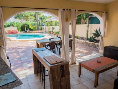 Überdachte Terrasse und Pool