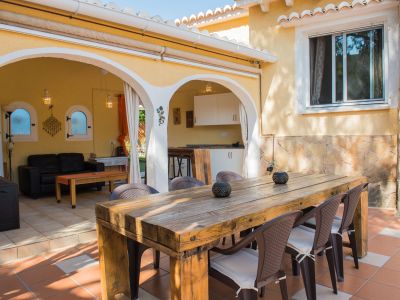 Überdachte Terrasse mit Sommerküche