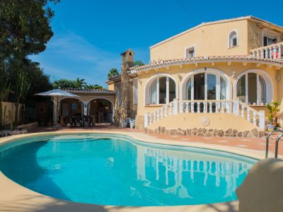 Swimmingpool und Außenansicht der Villa