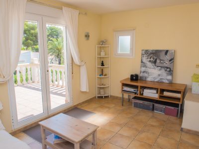 Wohnzimmer mit Zugang zur Terrasse