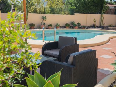 Poolbereich und Terrasse