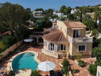Luftaufnahme der Villa mit Pool