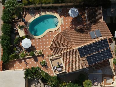 Luftaufnahme des Anwesens mit Pool