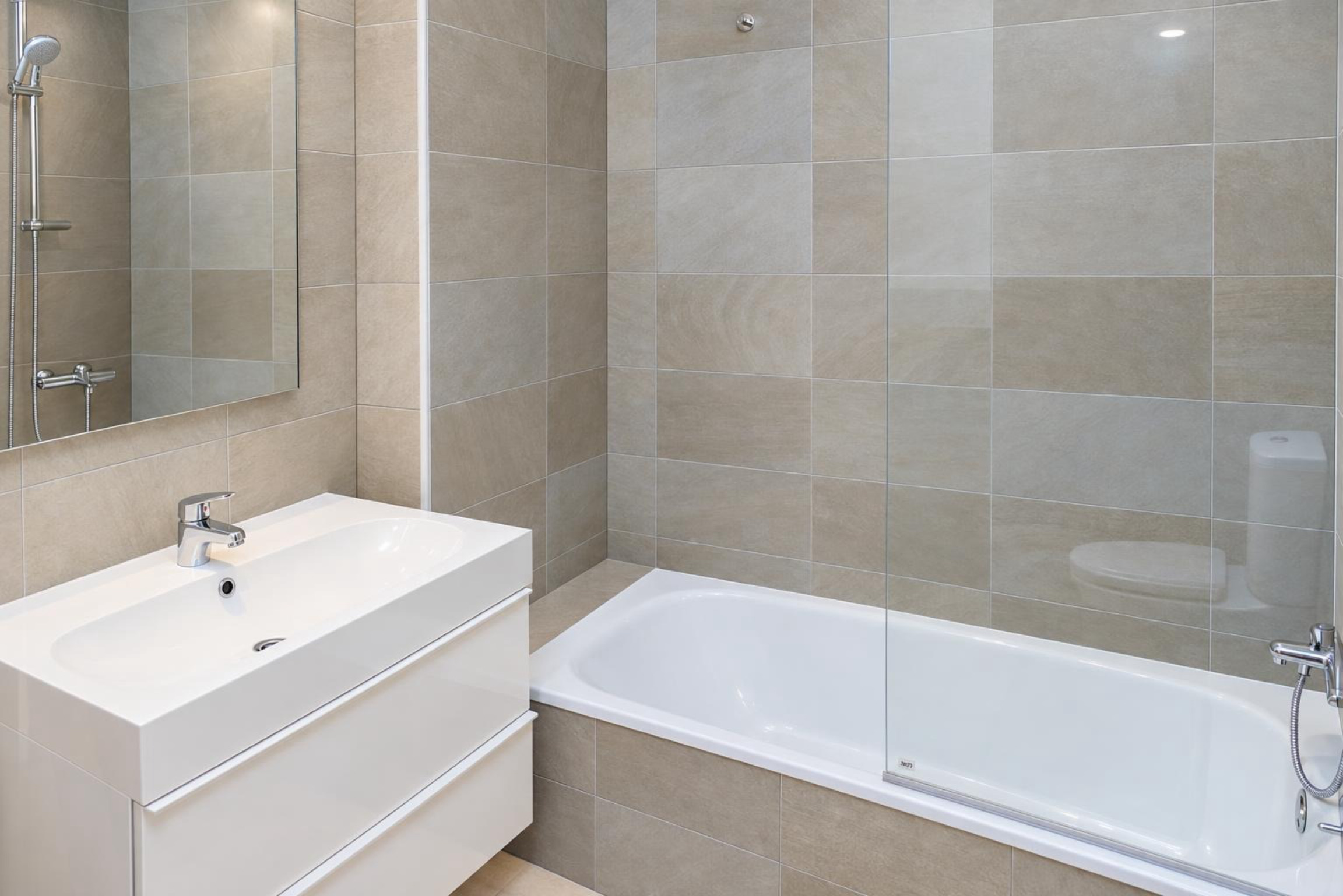 Modernes Badezimmer