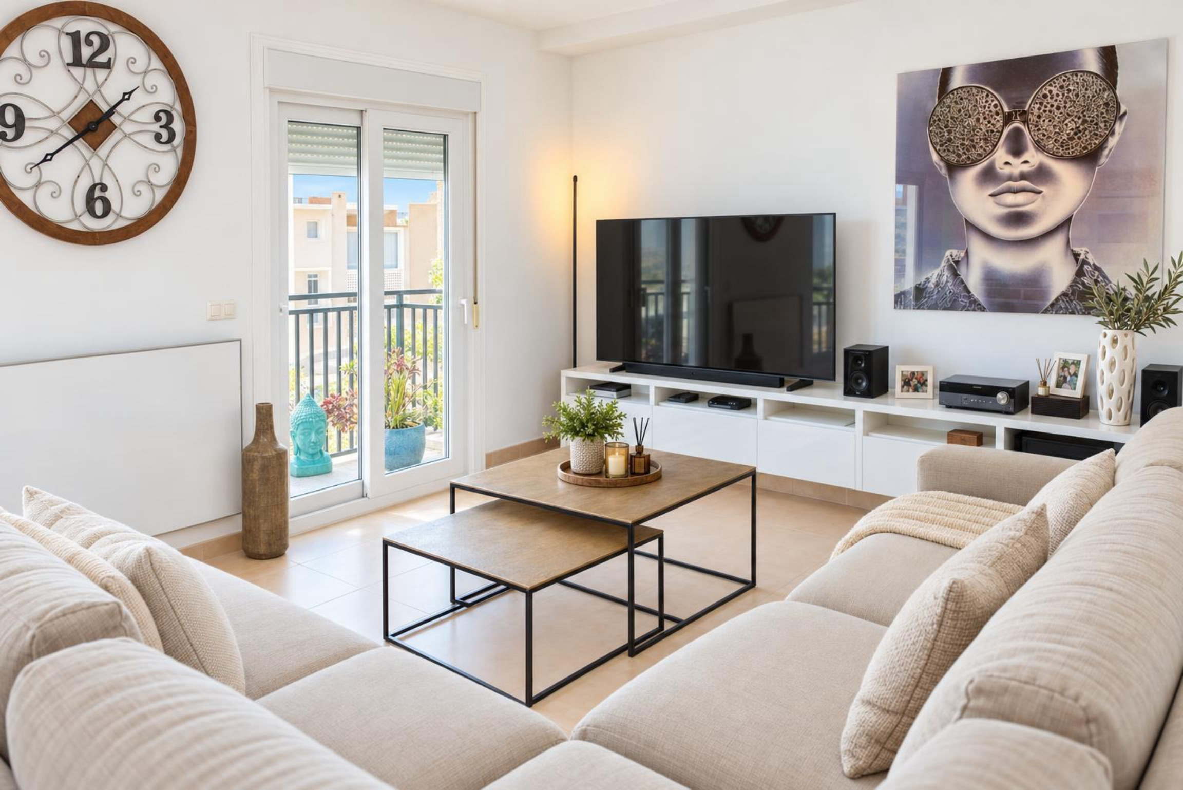 Wohnzimmer mit Zugang zum Balkon