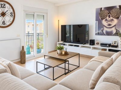Wohnzimmer mit Zugang zum Balkon