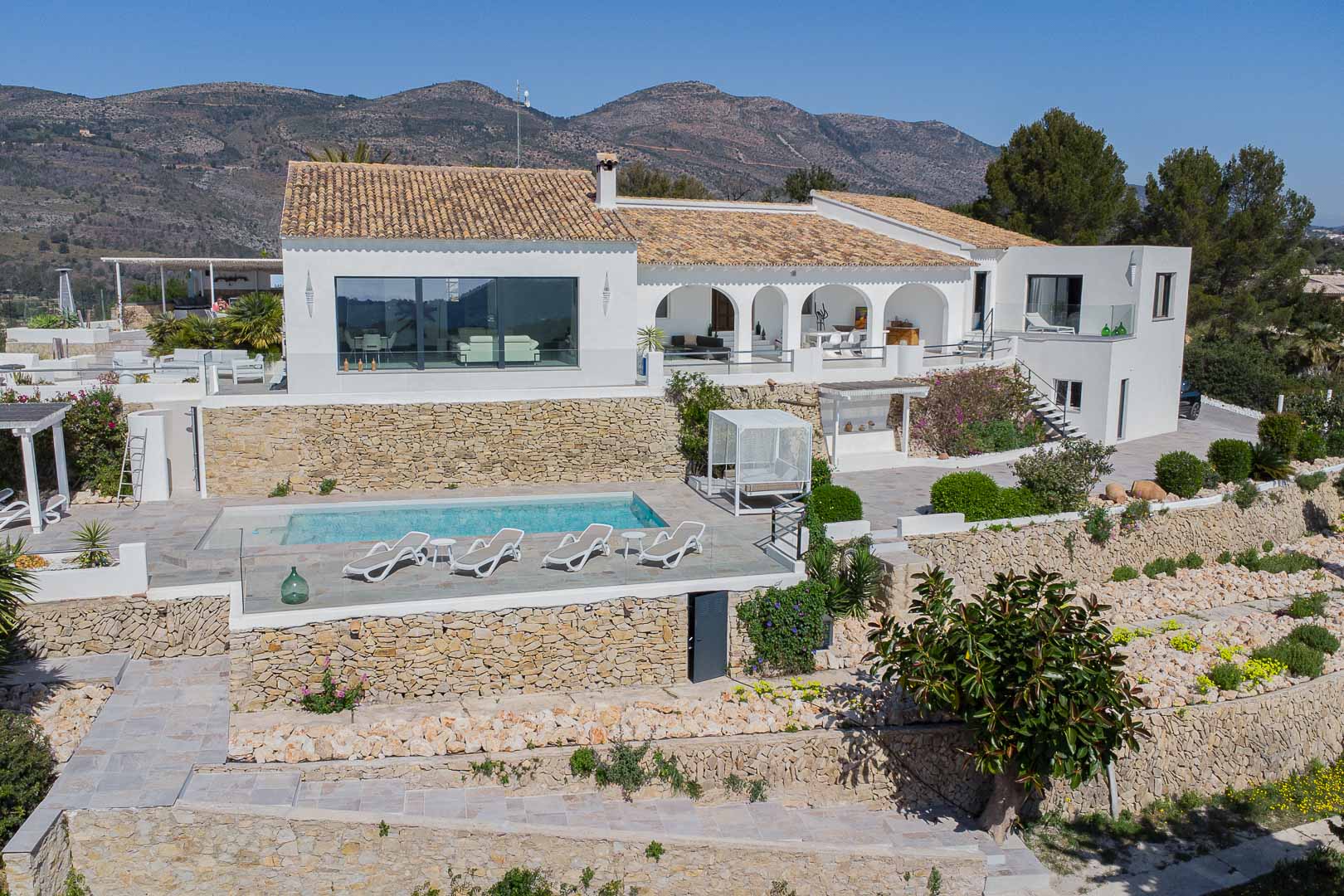 Außenansicht der Villa mit Pool