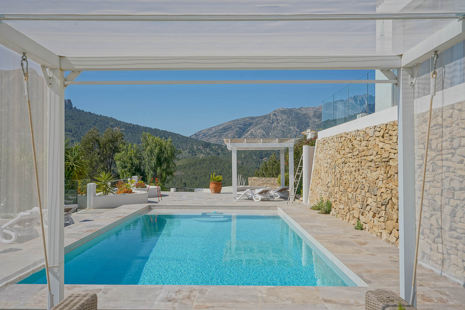 Poolterrasse mit Bergblick