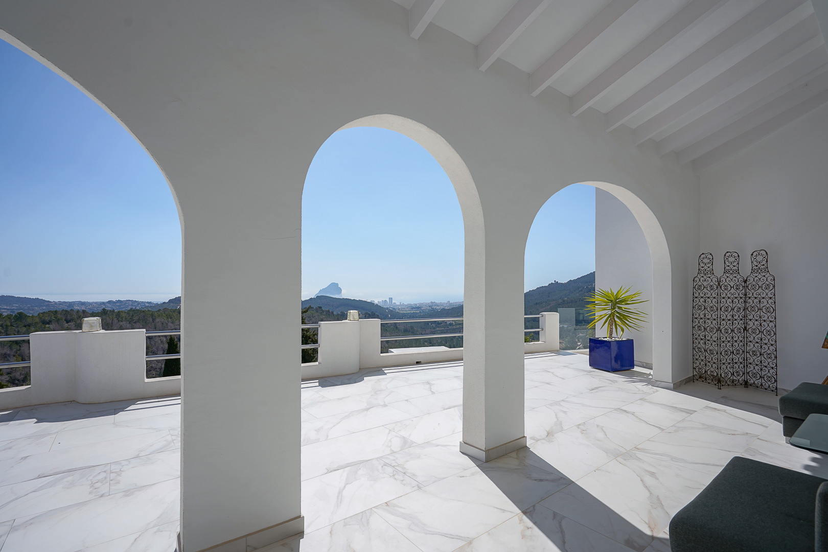 Überdachte Terrasse mit Meerblick