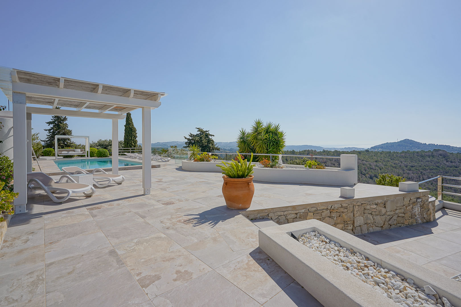 Terrasse mit Pool und Aussicht