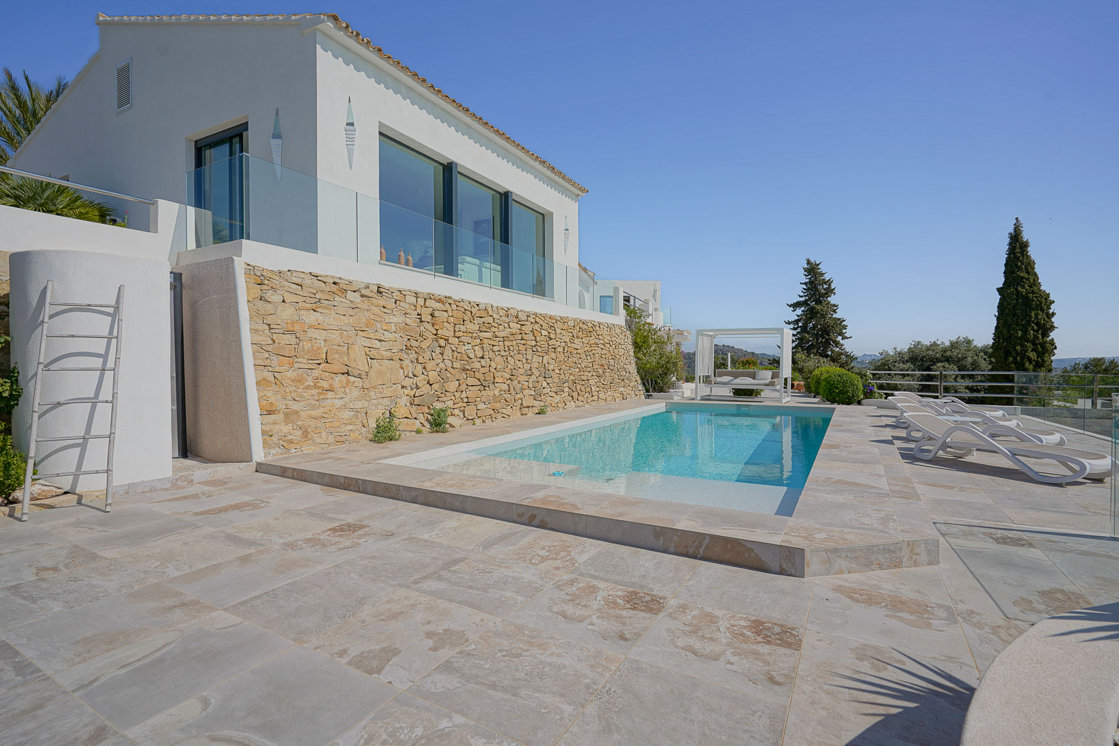 Pool und Terrasse